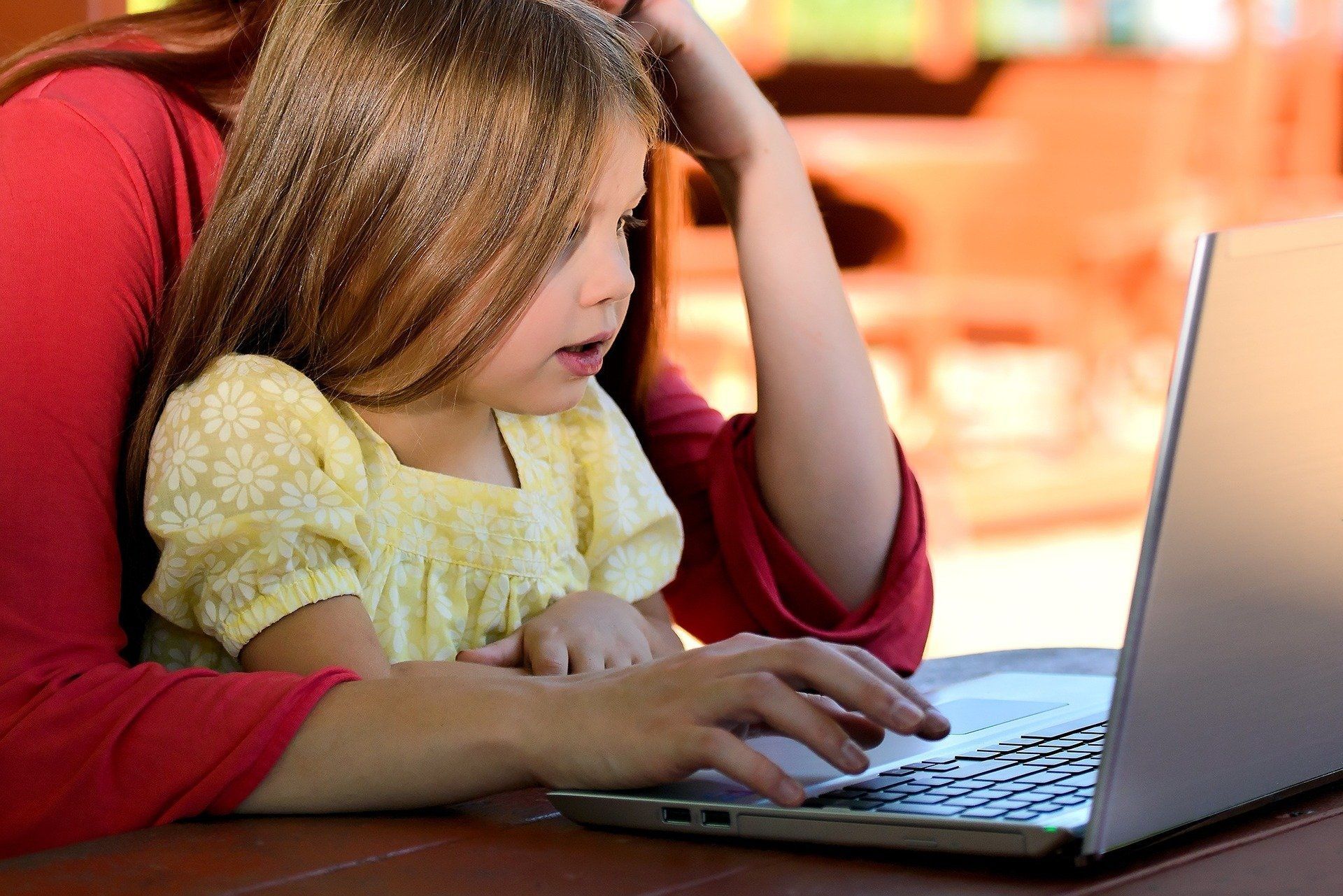 Zwischen Trotzphase und Kuschelmoment: Erziehungs--Know-how online: frühkindliche Medienerziehung