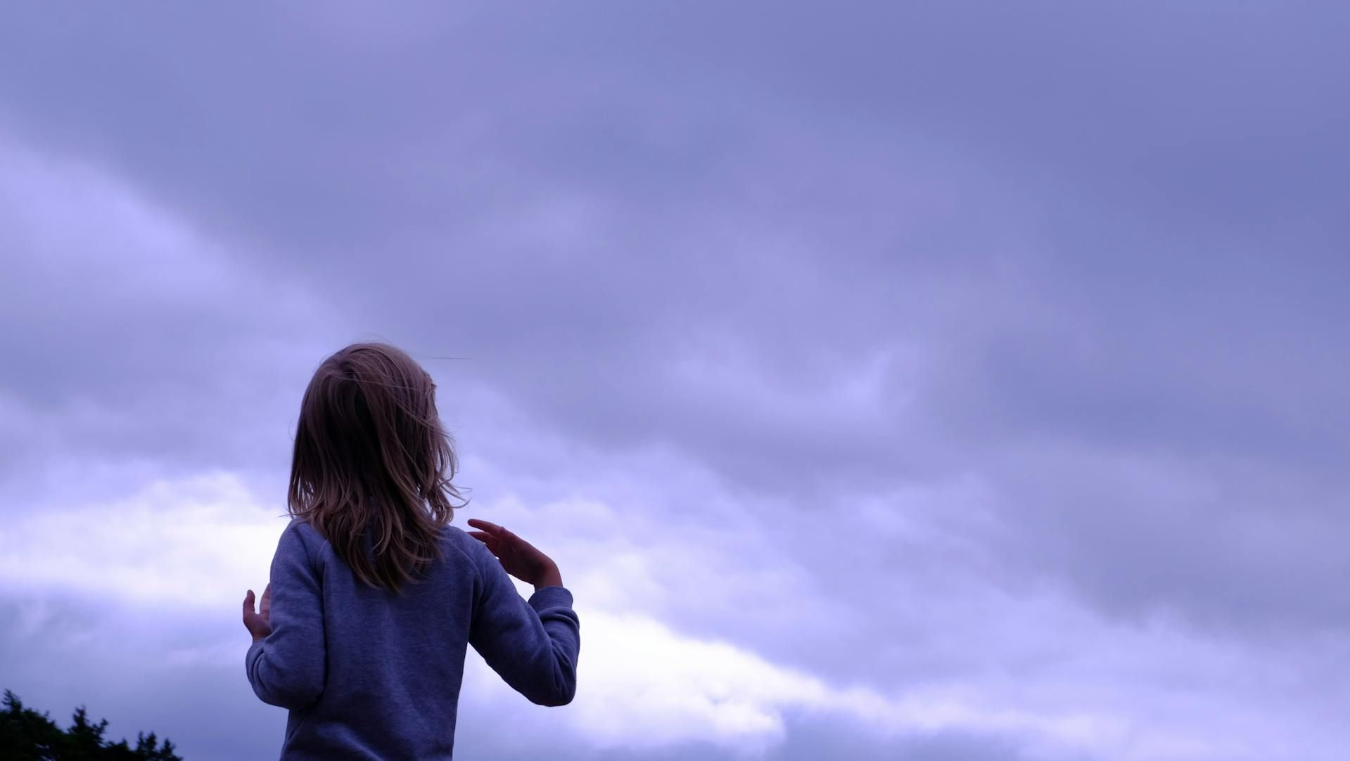 „Auf einer Wolke sitzen und Erdbeereis essen“  - Mit Kindern über den Tod reden